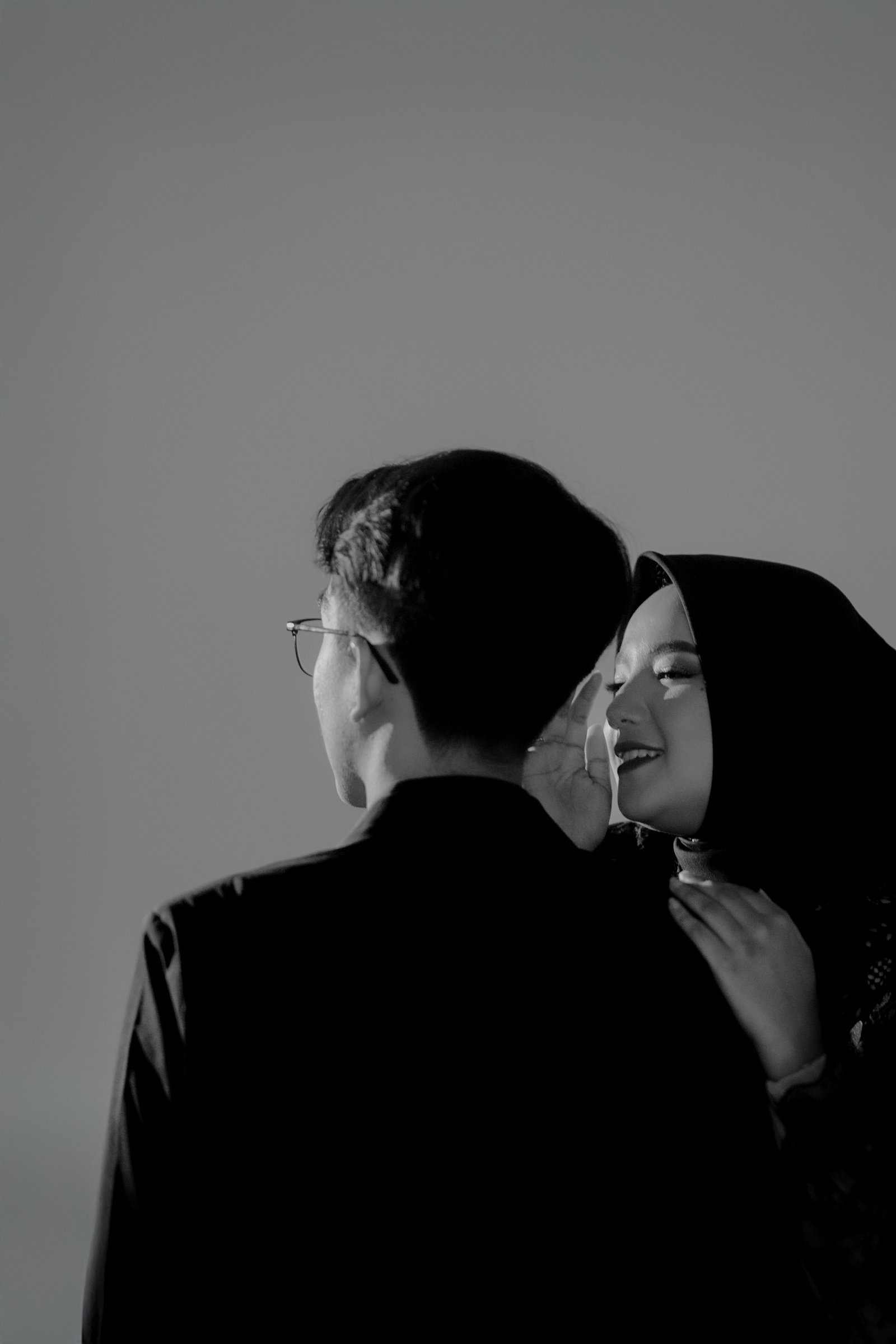 Portrait hitam putih pasangan dalam momen intim
